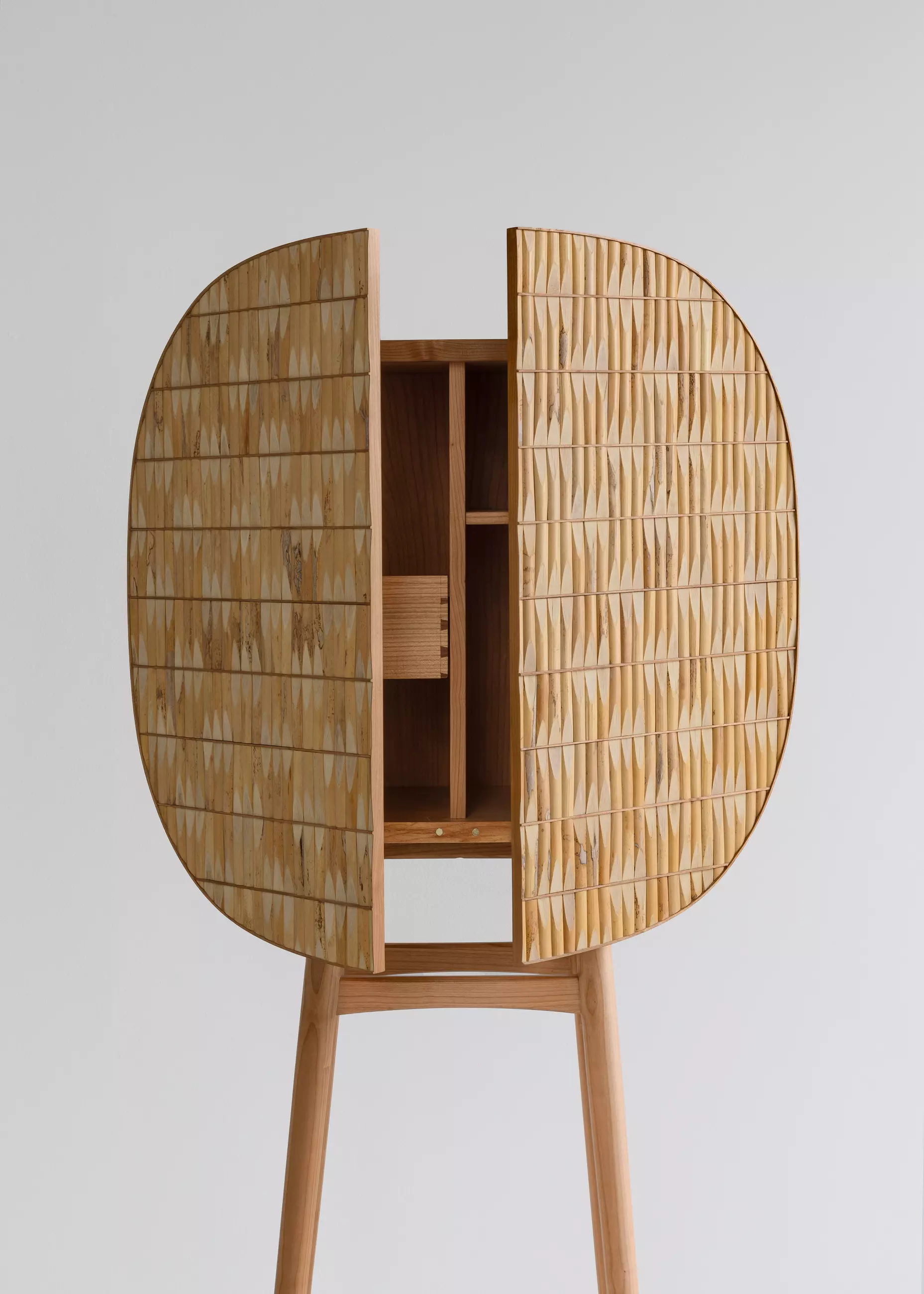 Alto, cabinet